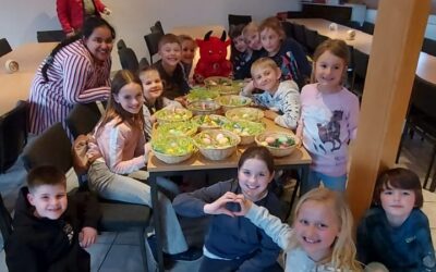 24.03.25 Bambinis färben Ostereier